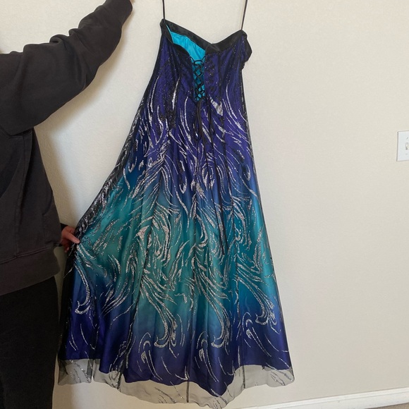 Prom dress - Picture 2 of 8